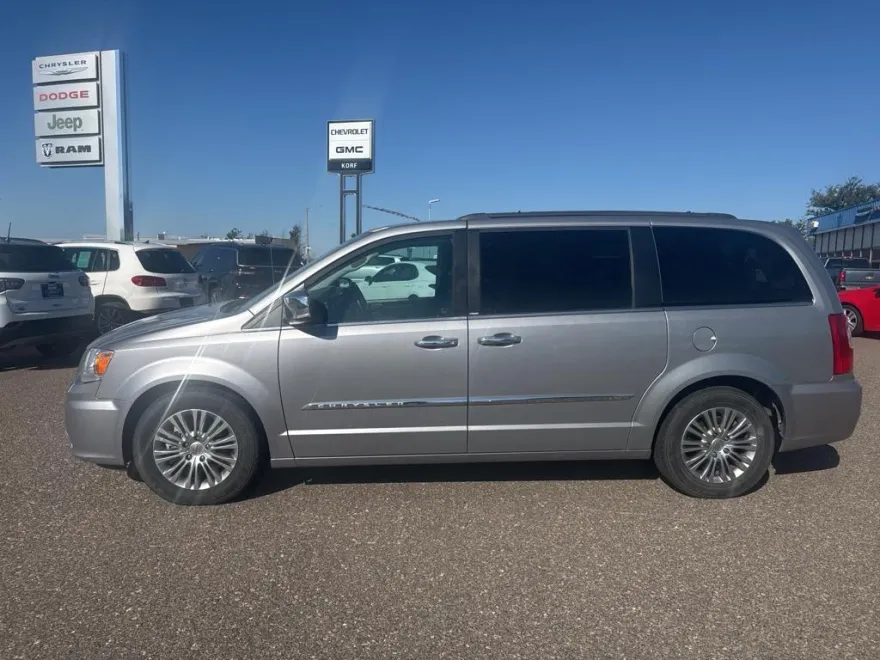 2014 Chrysler Town & Country photo 1