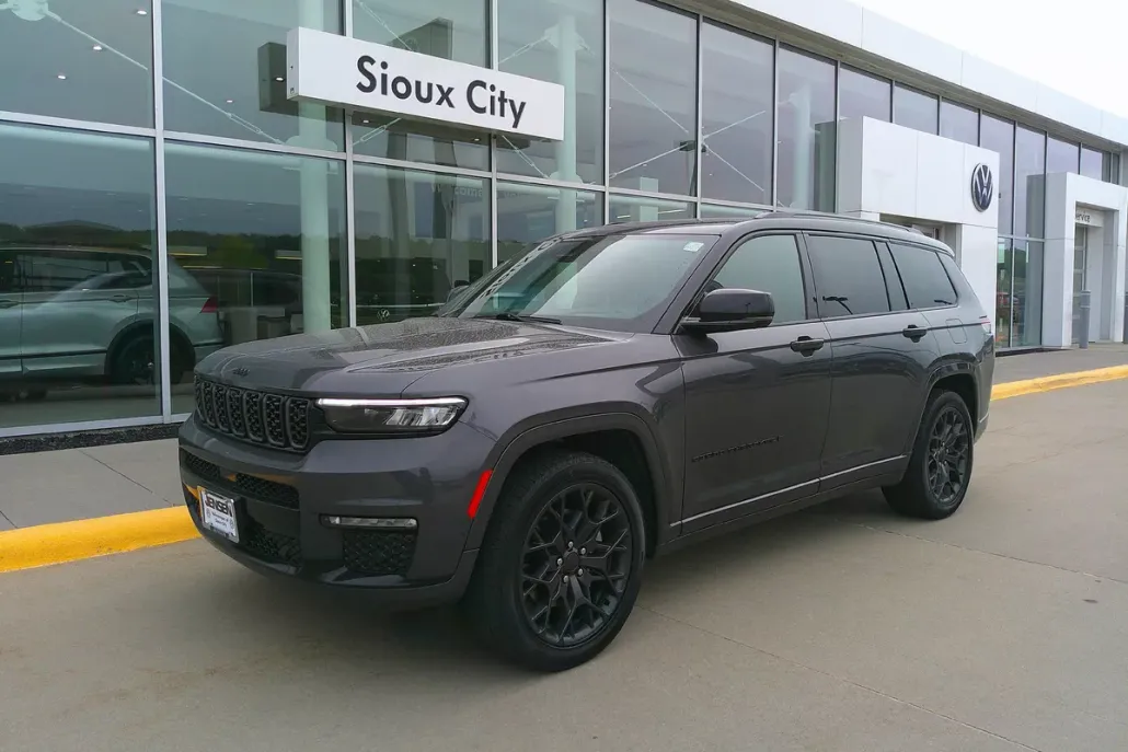 2023 Jeep Grand Cherokee L Summit photo 1