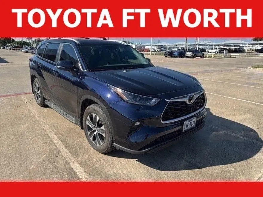 2024 Toyota Highlander LE photo 1