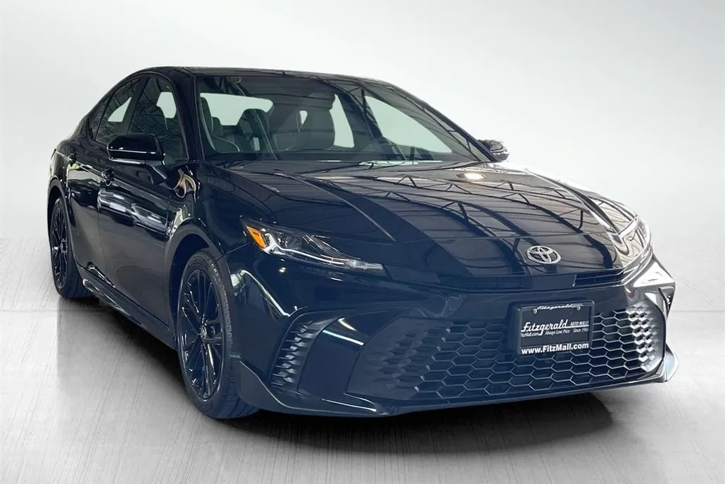 2025 Toyota Camry SE photo 1