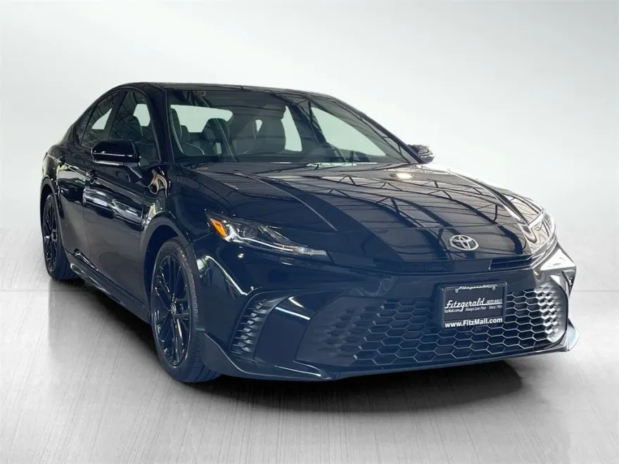 2025 Toyota Camry SE photo 1