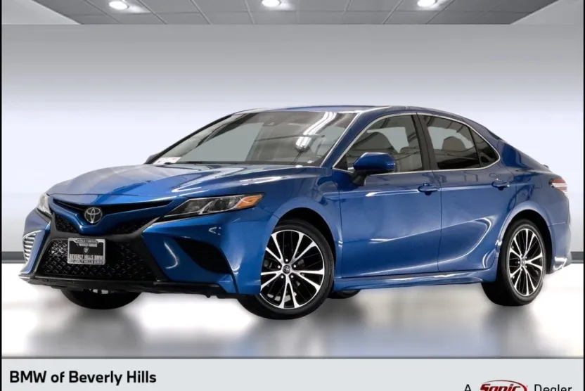 2020 Toyota Camry SE photo 1