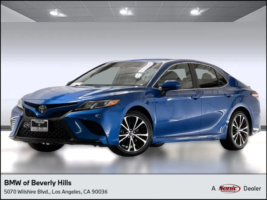 2020 Toyota Camry SE photo 1