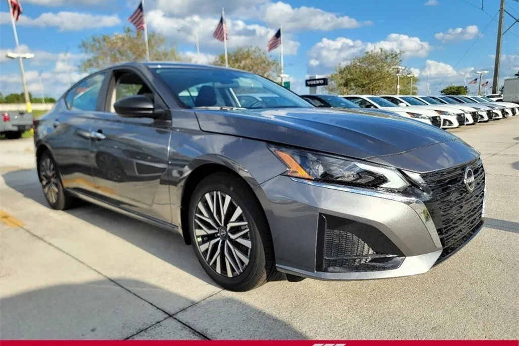 2025 Nissan Altima SV photo 1