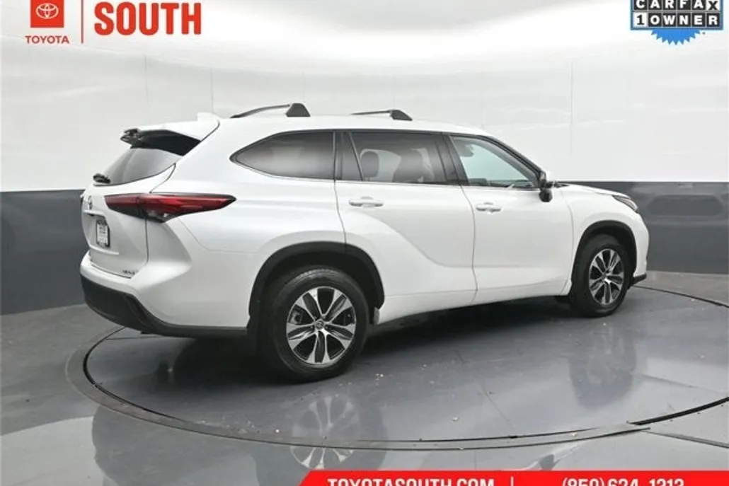 2022 Toyota Highlander XLE photo 1