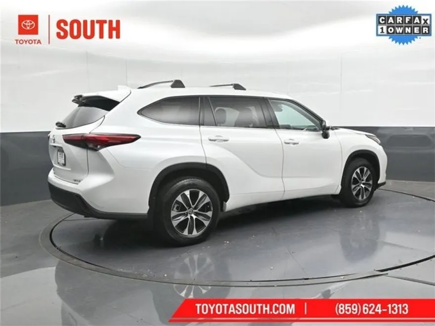 2022 Toyota Highlander XLE photo 1