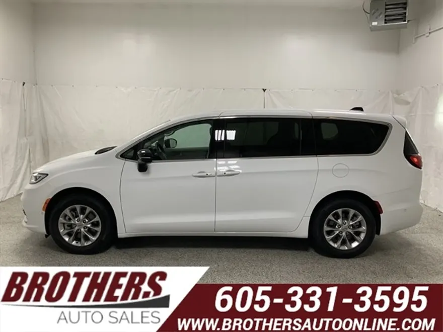 2024 Chrysler Pacifica Touring L photo 1