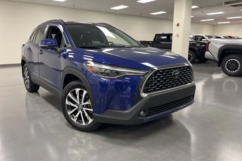 2022 Toyota Corolla Cross XLE photo 1