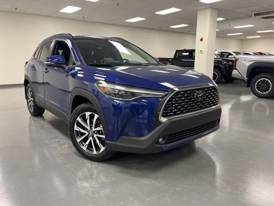 2022 Toyota Corolla Cross XLE photo 1