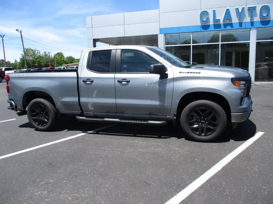 2024 Chevrolet Silverado 1500 Custom photo 1