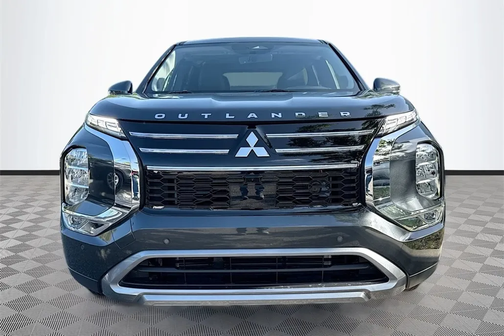 2025 Mitsubishi Outlander SE photo 1