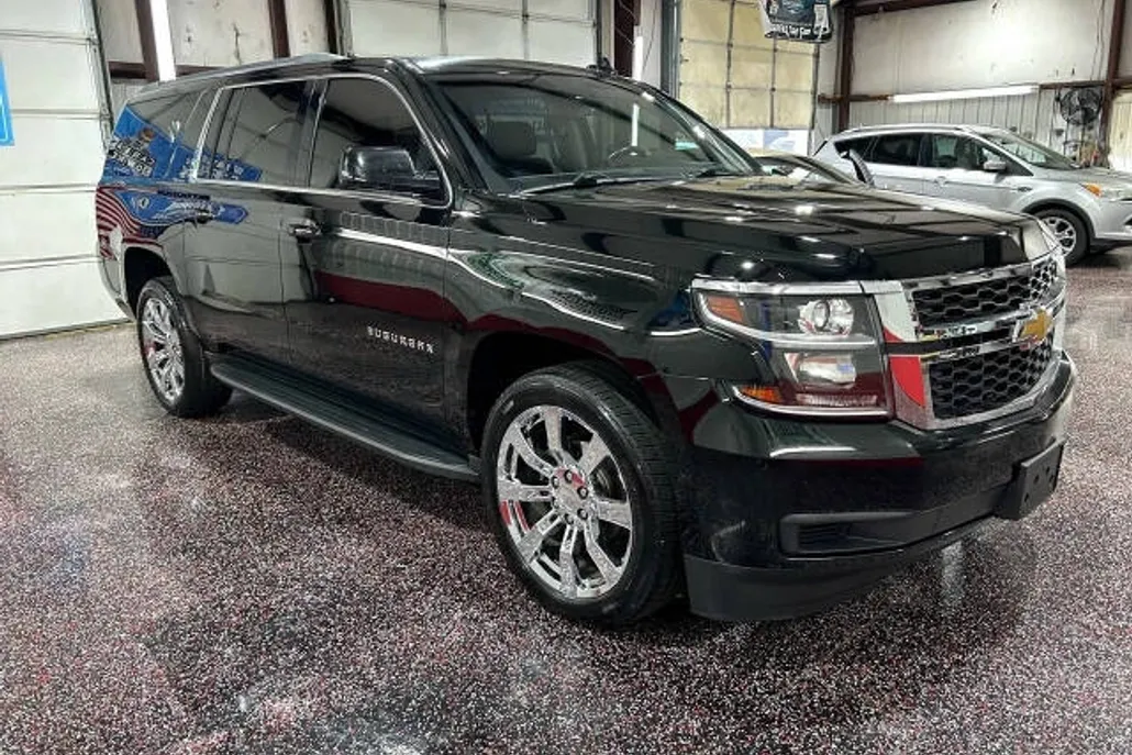 2016 Chevrolet Suburban LT photo 1