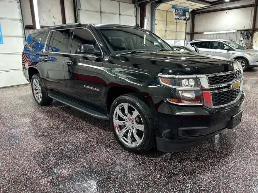 2016 Chevrolet Suburban LT photo 1