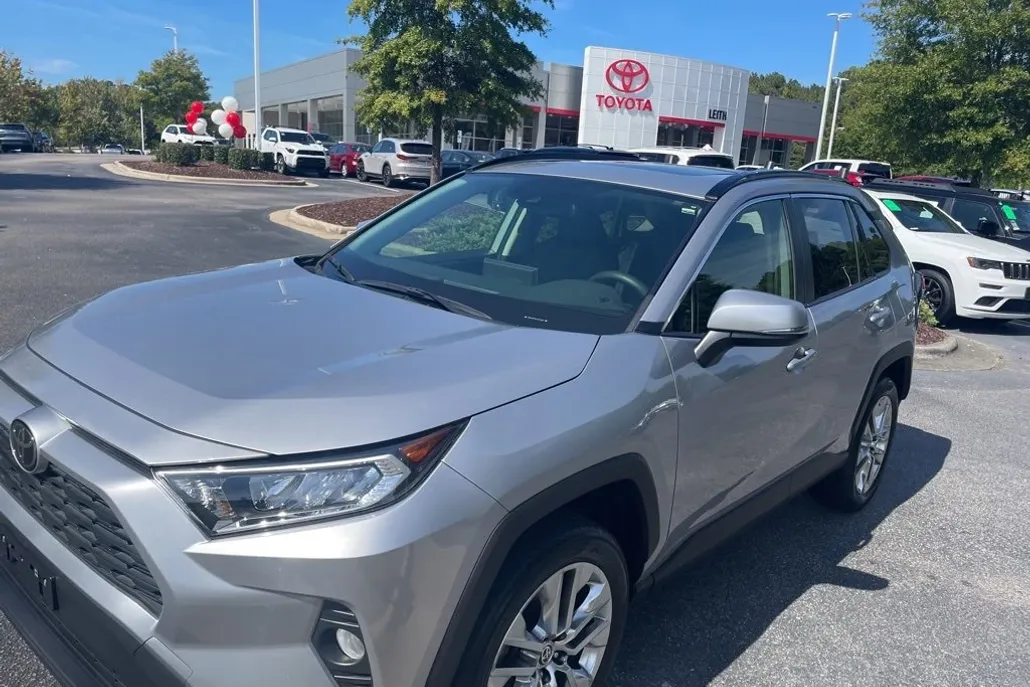 2020 Toyota RAV4 XLE Premium photo 1