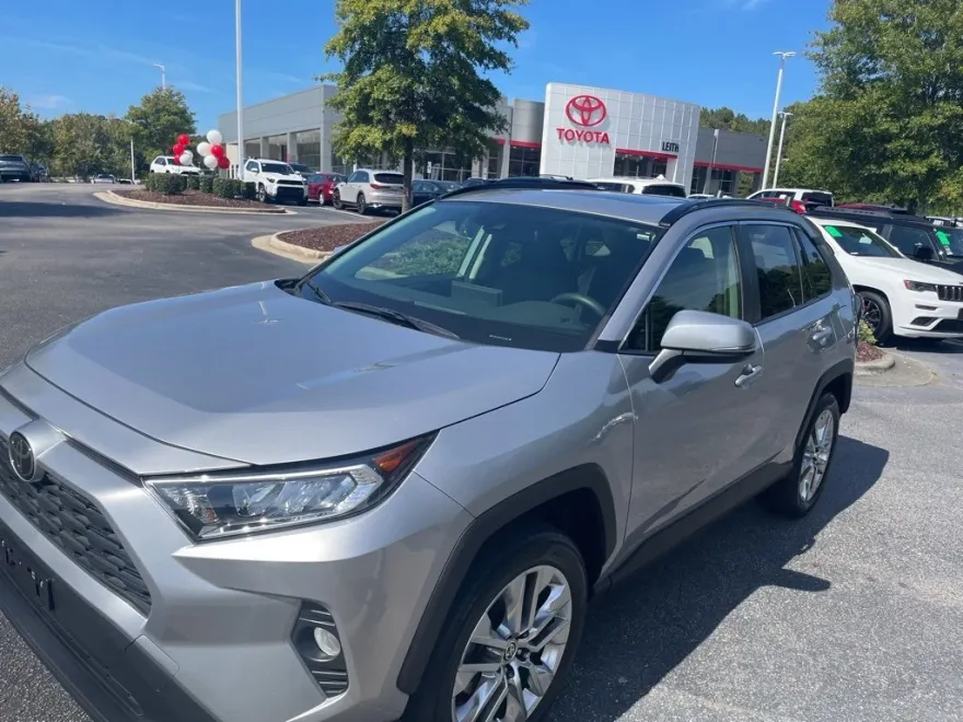 2020 Toyota RAV4 XLE Premium photo 1