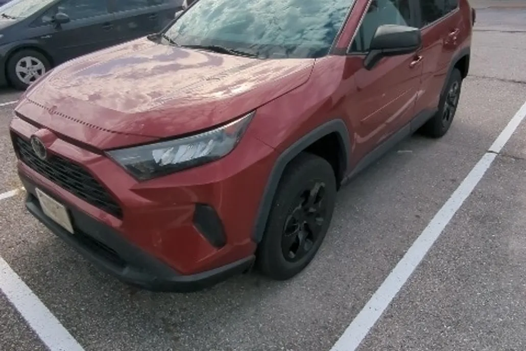2022 Toyota RAV4 LE photo 1