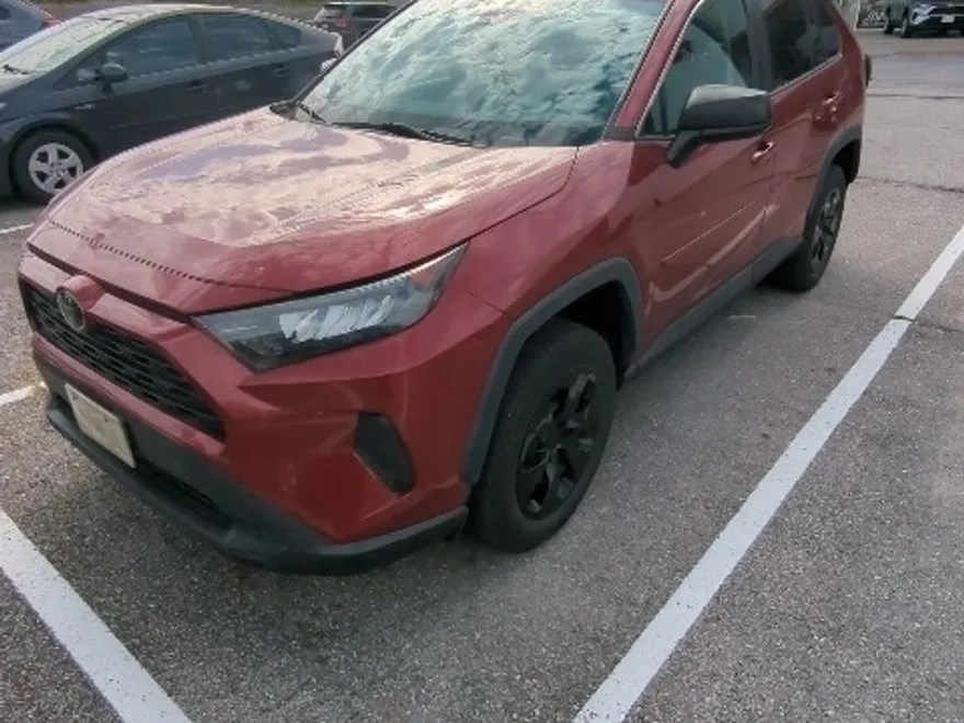 2022 Toyota RAV4 LE photo 1