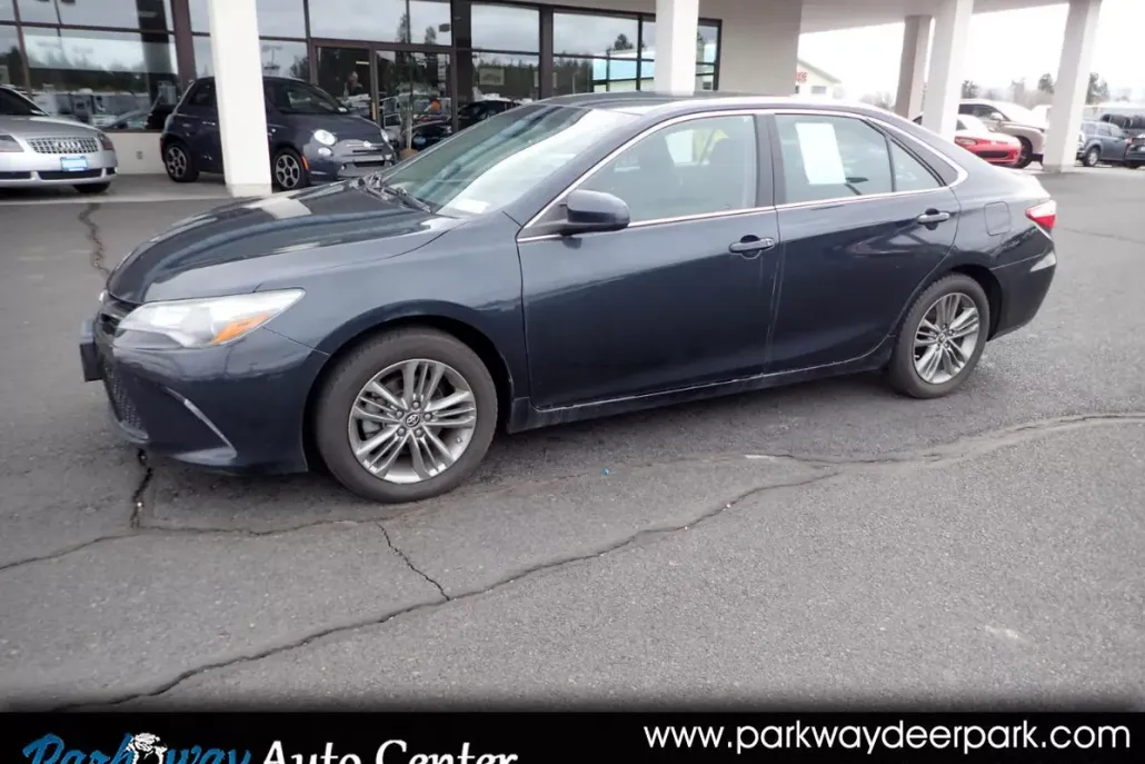 2017 Toyota Camry SE photo 1