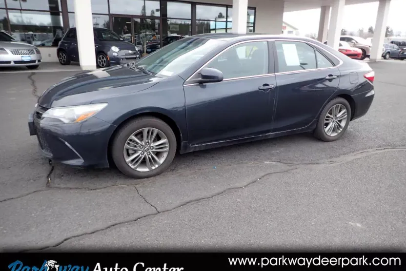 2017 Toyota Camry SE photo 1