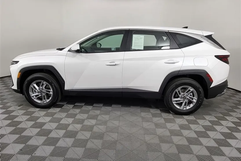2025 Hyundai Tucson SE photo 1