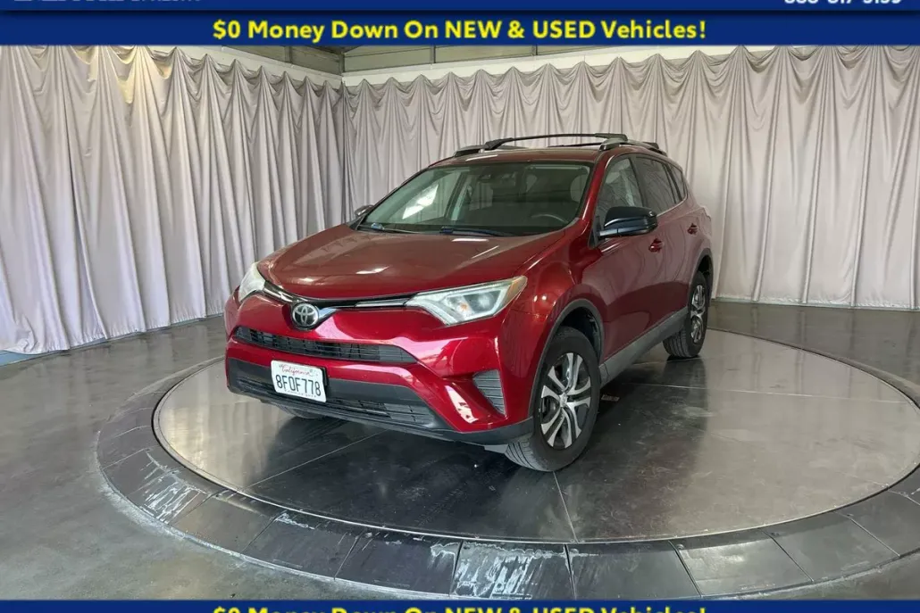2018 Toyota RAV4 LE photo 1