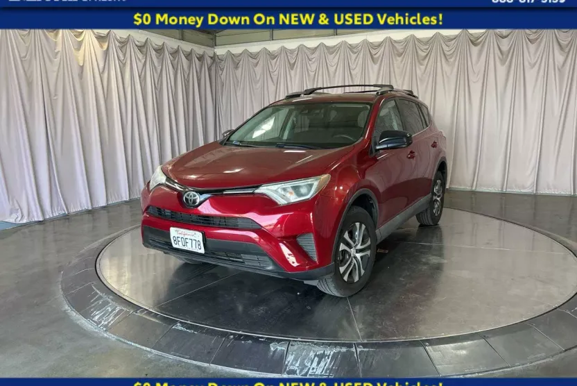 2018 Toyota RAV4 LE photo 1