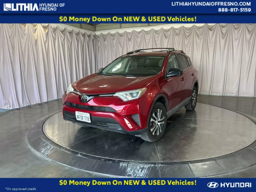 2018 Toyota RAV4 LE photo 1