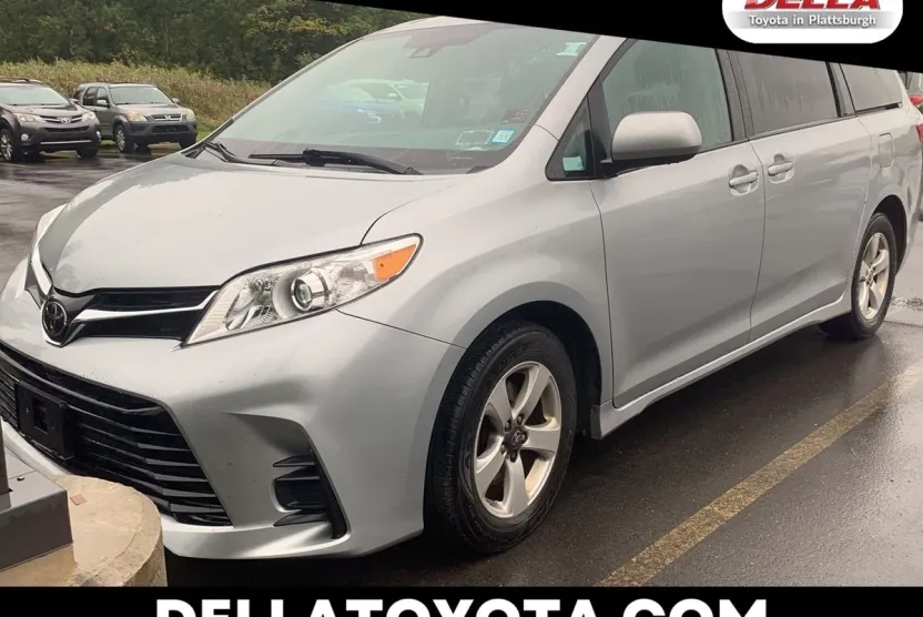 2020 Toyota Sienna LE photo 1