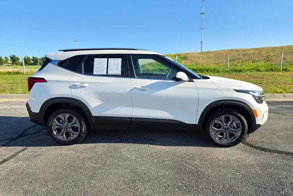 2024 Kia Seltos S photo 1