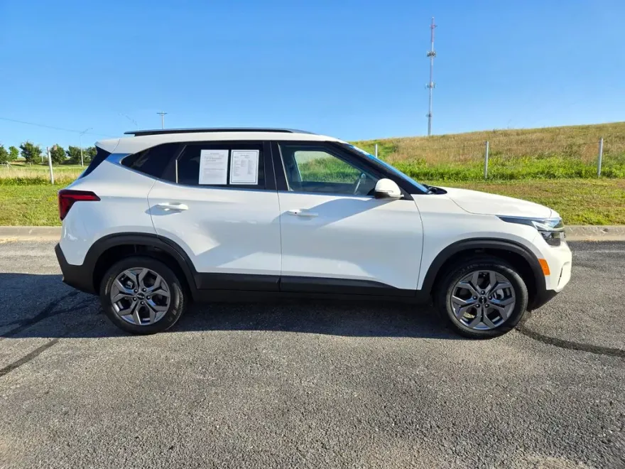 2024 Kia Seltos S photo 1