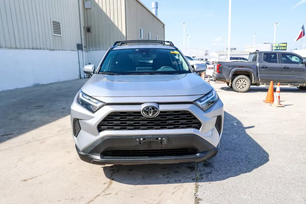 2023 Toyota RAV4 XLE photo 1