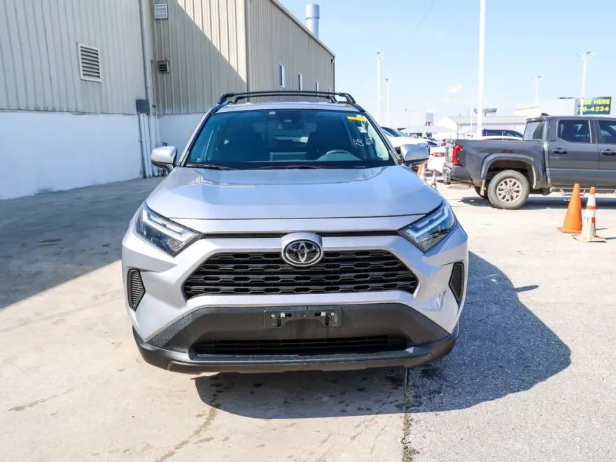 2023 Toyota RAV4 XLE photo 1
