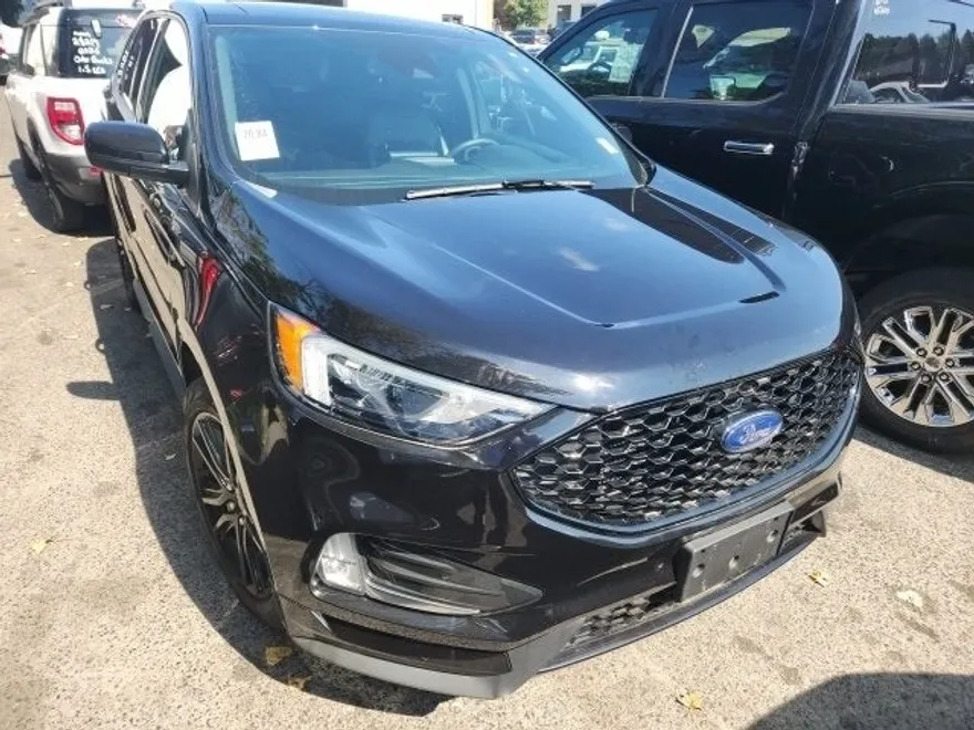2023 Ford Edge ST photo 1