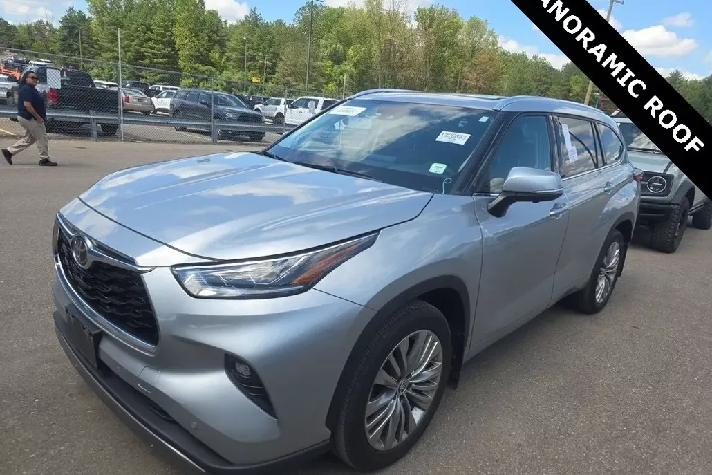 2023 Toyota Highlander Platinum photo 1