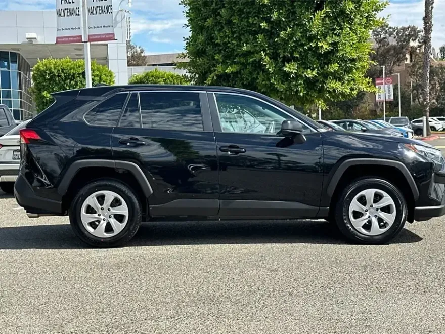 2024 Toyota RAV4 LE photo 1