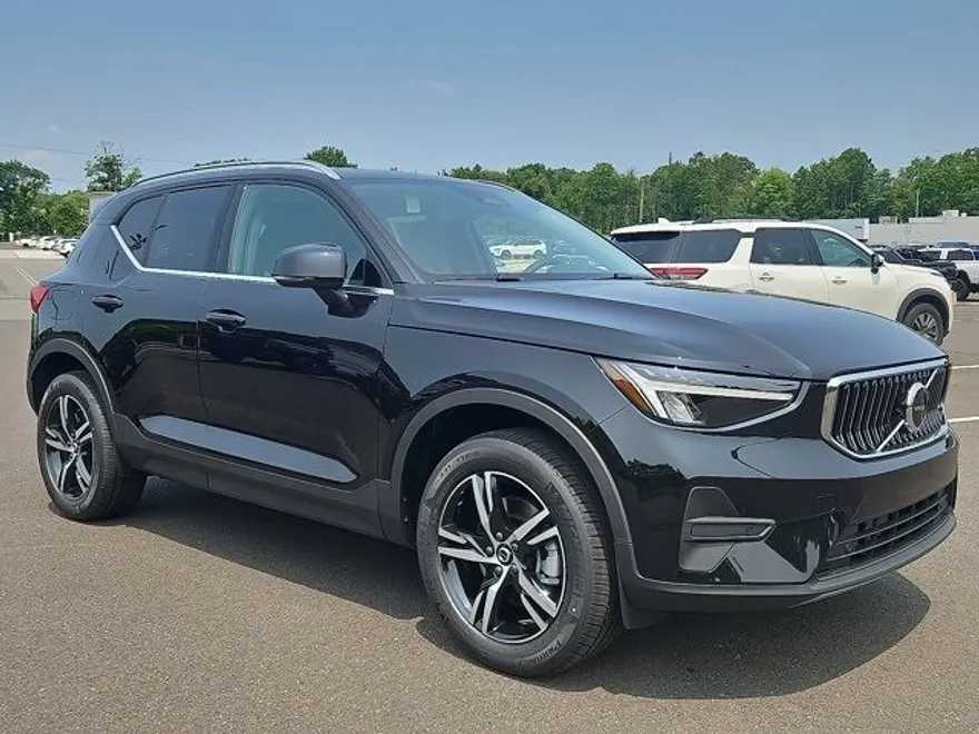 2025 Volvo XC40 Core photo 1