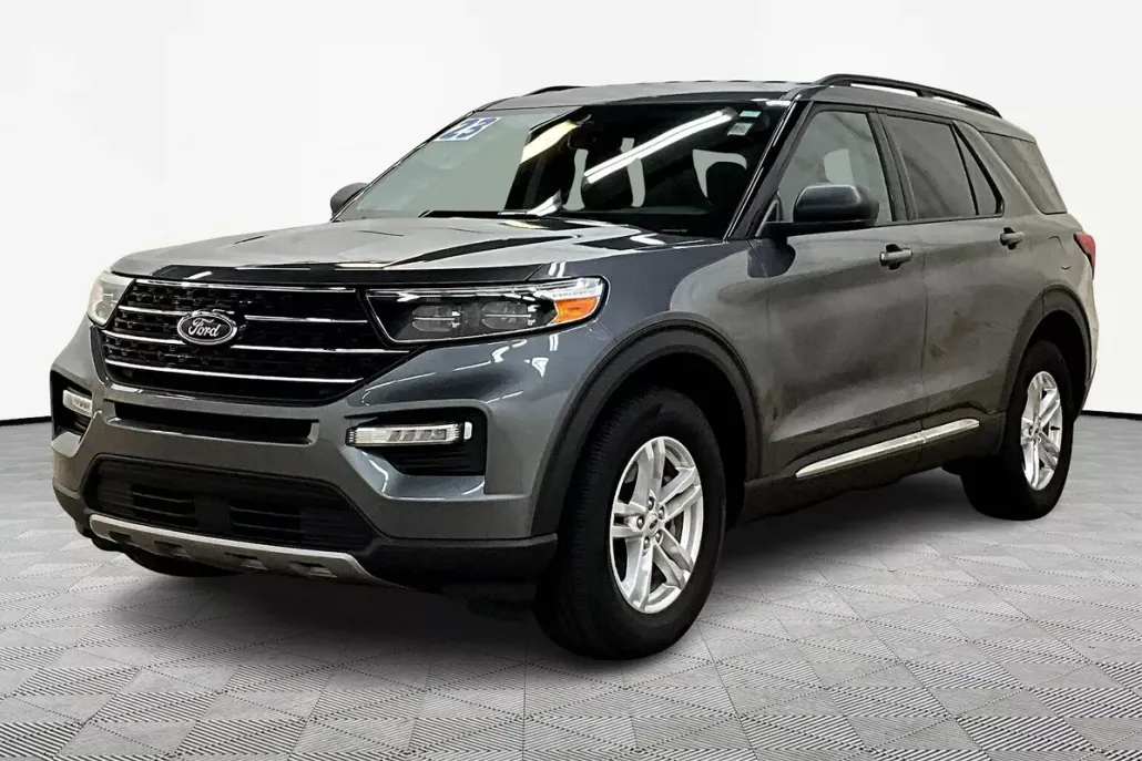 2023 Ford Explorer XLT photo 1