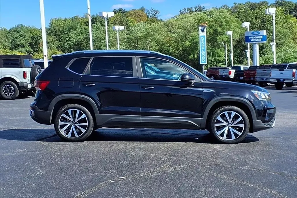 2022 Volkswagen Taos SE photo 1