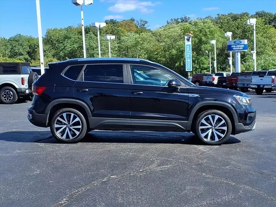 2022 Volkswagen Taos SE photo 1