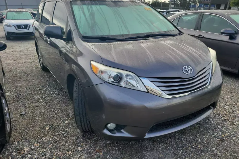 2016 Toyota Sienna XLE photo 1