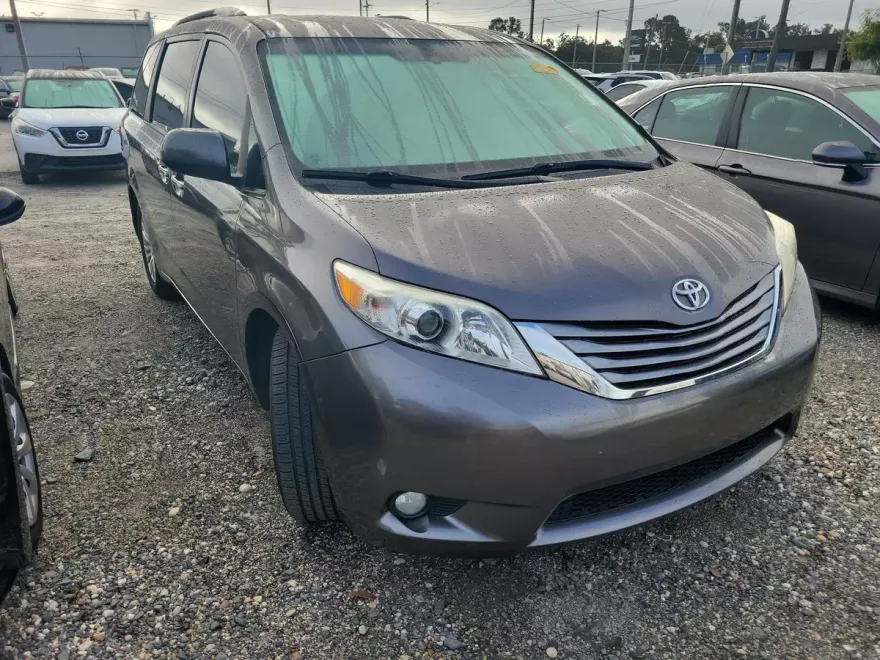 2016 Toyota Sienna XLE photo 1