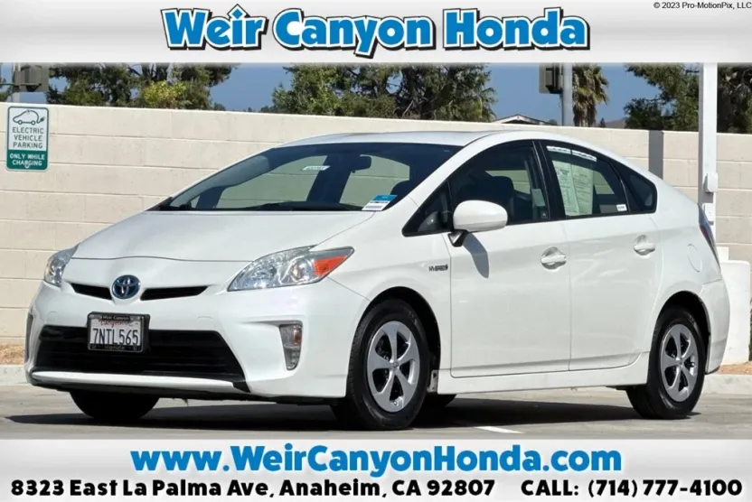 2015 Toyota Prius Four photo 1
