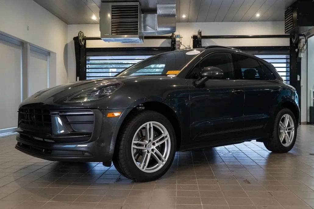 2025 Porsche Macan Base photo 1