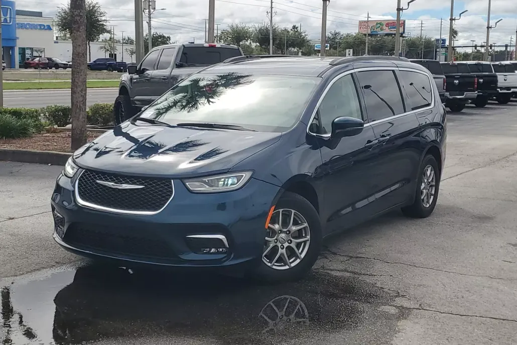 2021 Chrysler Pacifica Touring photo 1
