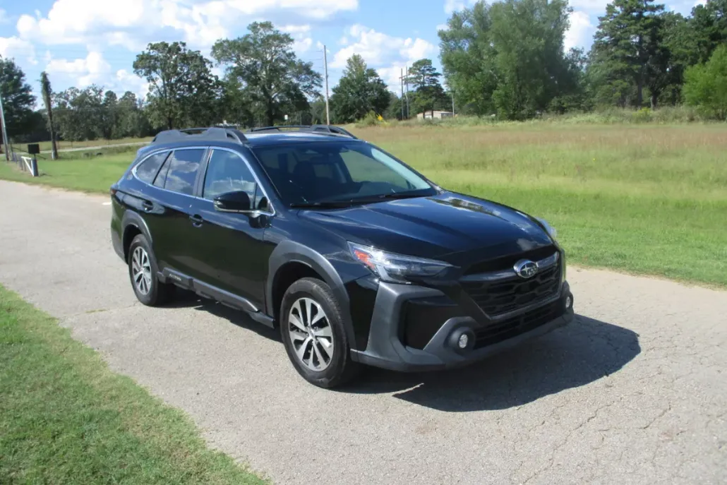 2023 Subaru Outback Premium photo 1