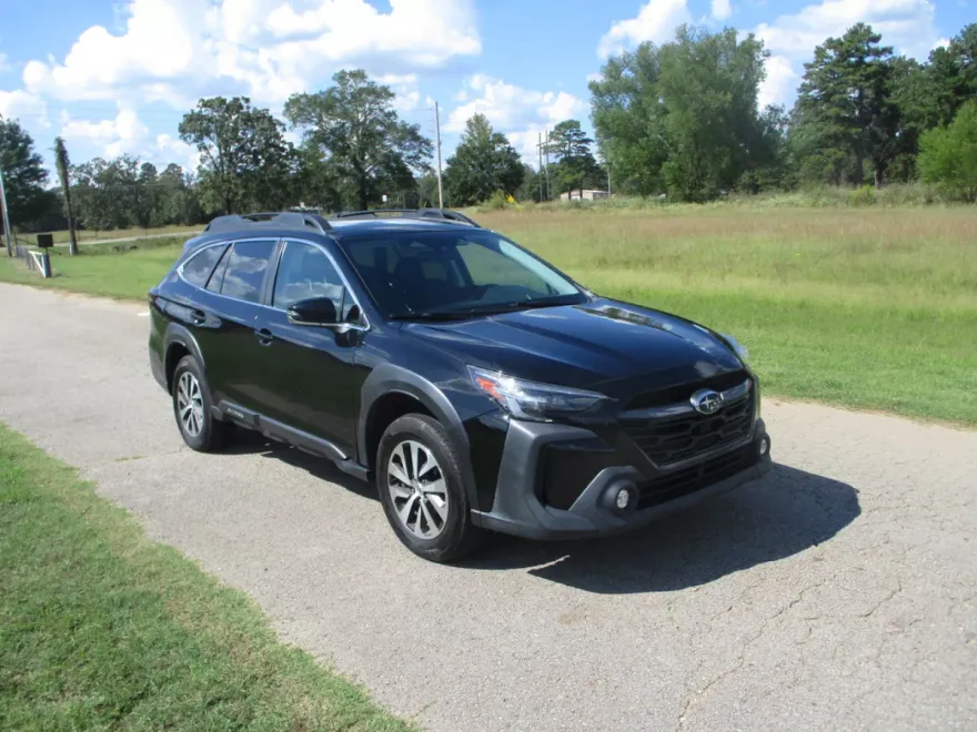 2023 Subaru Outback Premium photo 1