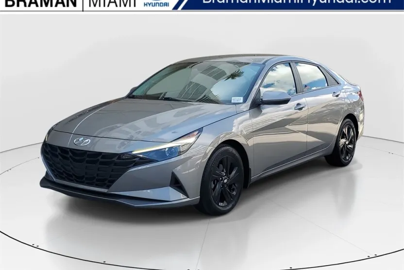 2023 Hyundai Elantra SEL photo 1