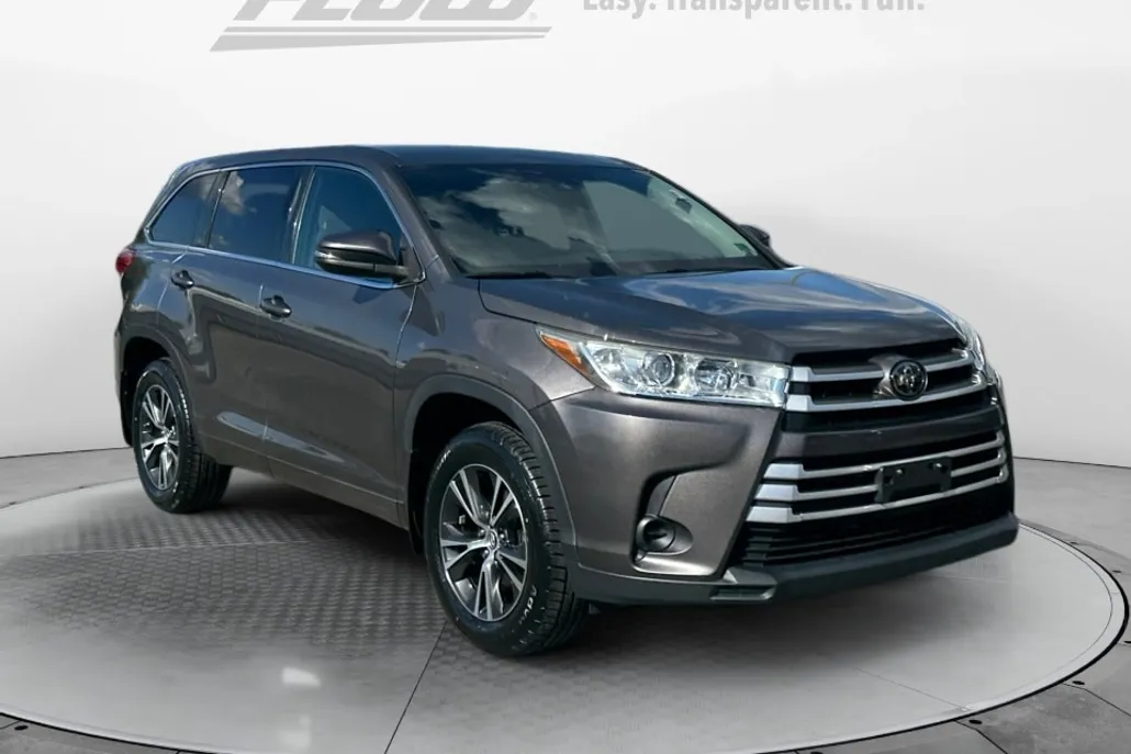 2018 Toyota Highlander LE photo 1