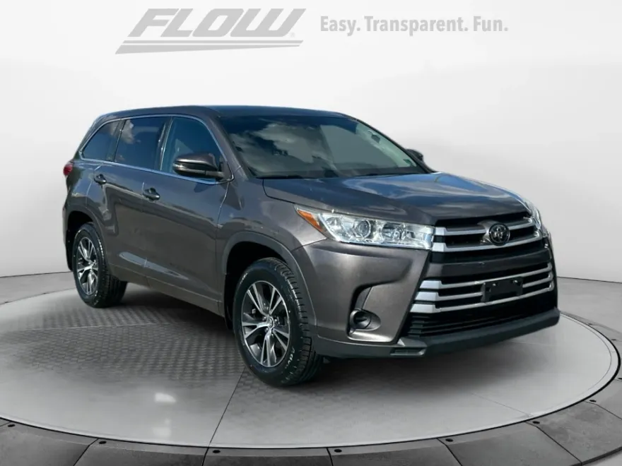 2018 Toyota Highlander LE photo 1