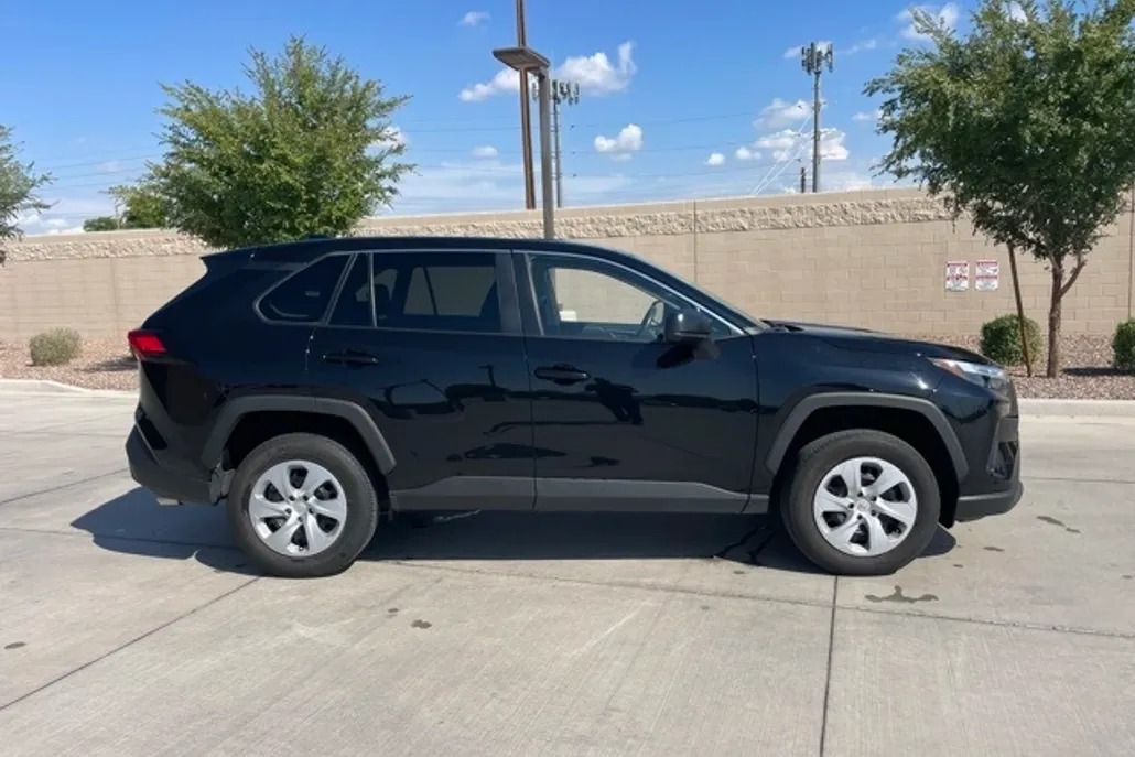 2024 Toyota RAV4 LE photo 1